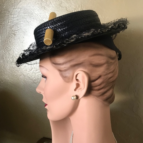 CHIC 1930s\' BLACK STRAW TILT FEDORA -CREME FABRIC TRIM, BAKELITE ORNAMENT & VEIL main image 8
